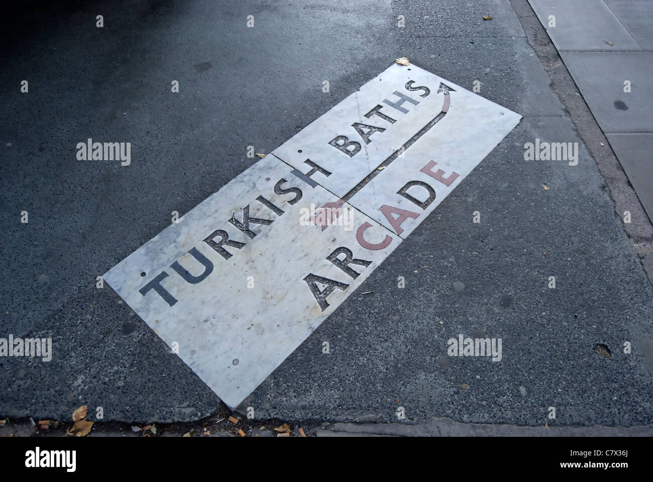 Segno sul marciapiede per bagni turchi arcade, russell square, Londra, Inghilterra Foto Stock