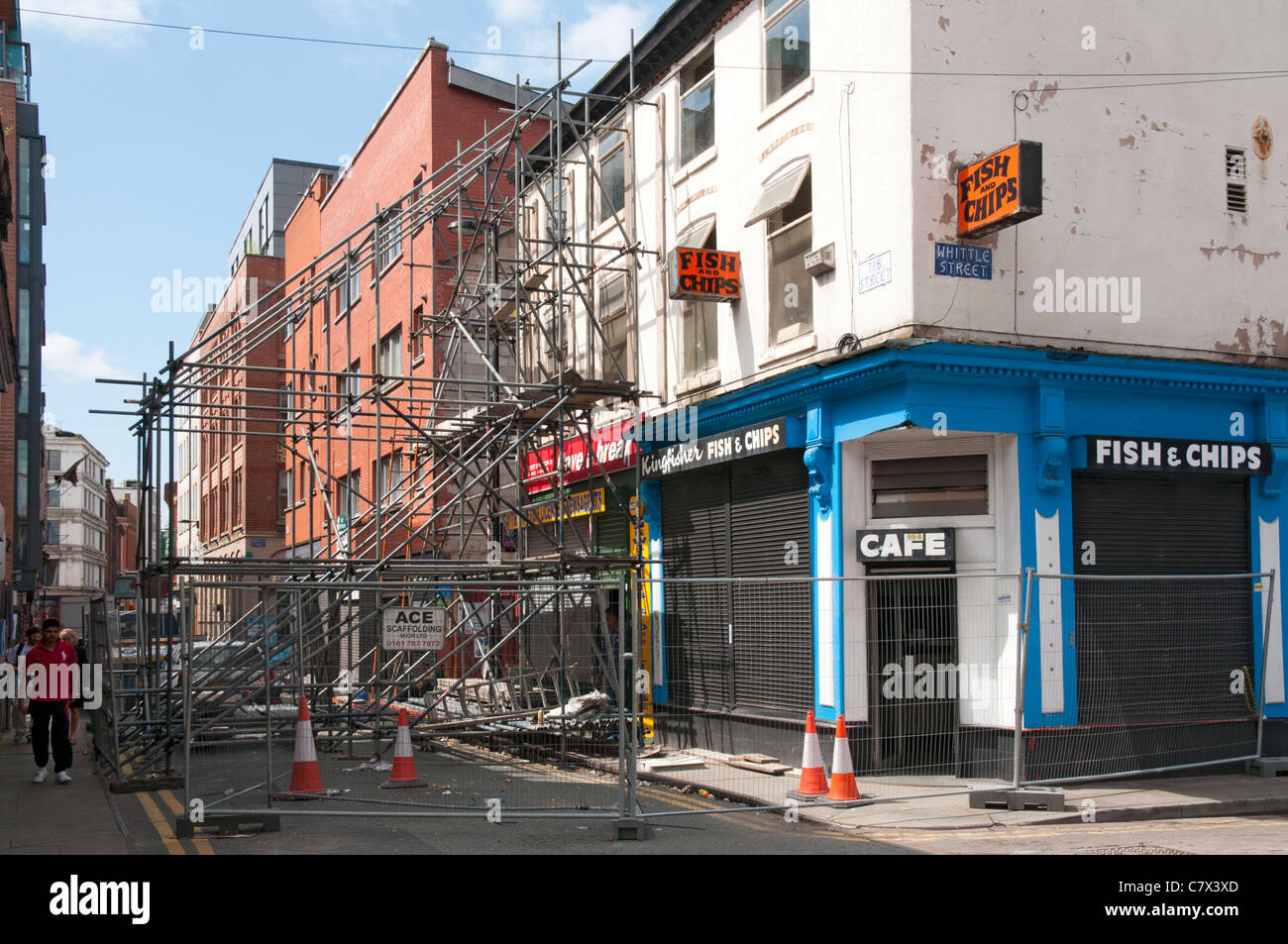 Ponteggio bloccare una strada per fissare un edificio non sicuri. Tib Street, Northern Quarter, Manchester, Inghilterra, Regno Unito Foto Stock