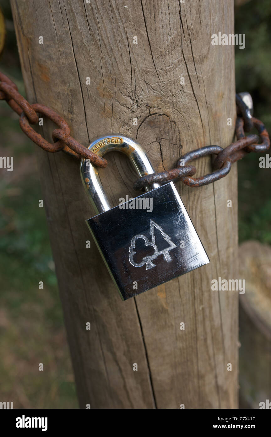 Commissione forestale logo sul cancello chiuso con lucchetto, Rendlesham Forest, Suffolk, Regno Unito. Foto Stock