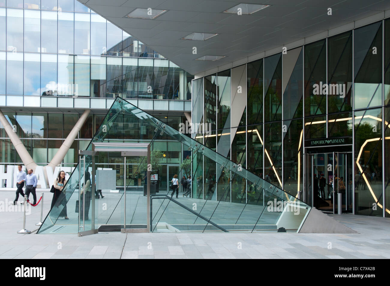 L'entrata di vetro per la metropolitana ristorante 'Australasia'. Spinningfields, Manchester, Inghilterra, Regno Unito Foto Stock