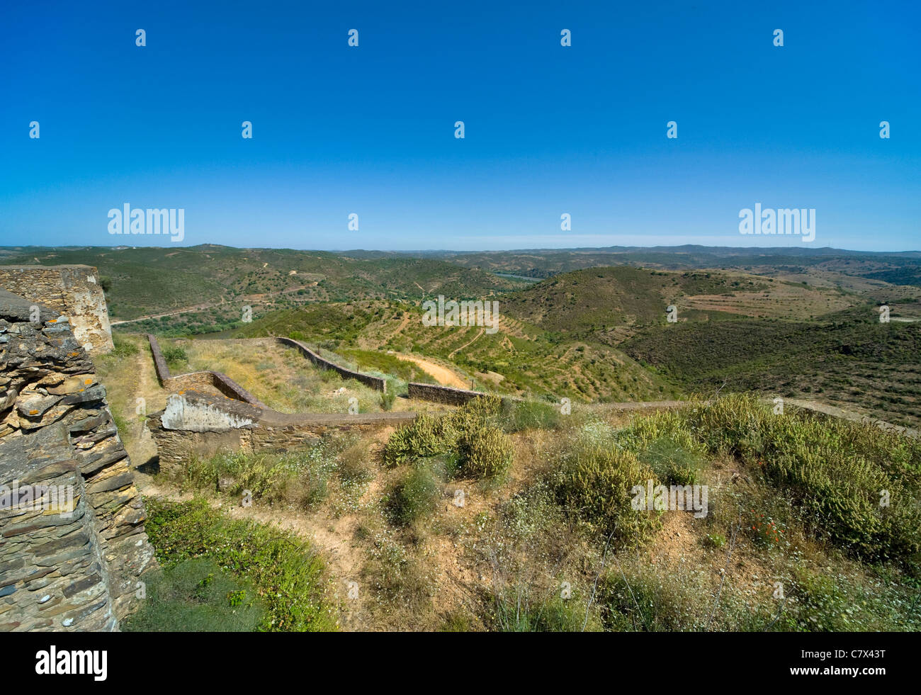 Guardando attraverso Analucian campagna dal castello di Sanlúcar del Guadiana in Andalusia, Spagna Foto Stock