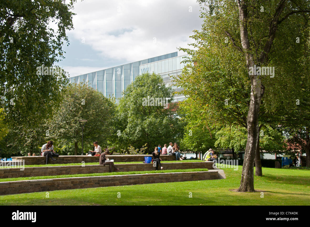 Grosvenor Square, Oxford Road, Manchester, Inghilterra, Regno Unito. Il nuovo Manchester Metropolitan University Business School dietro. Foto Stock
