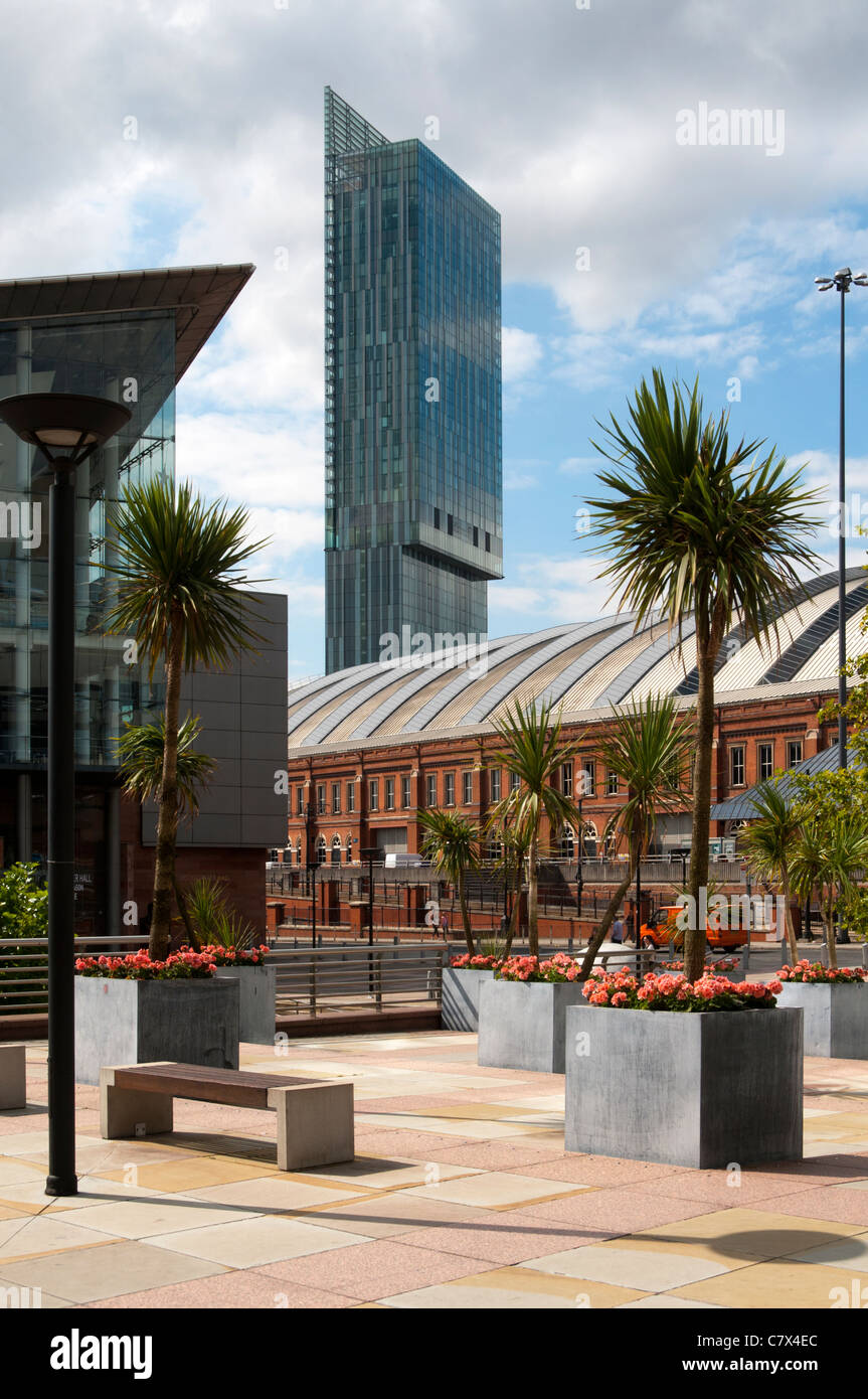 Il Beetham Tower (Hilton Tower) da Barbirolli Square, Manchester, Inghilterra, Regno Unito Foto Stock