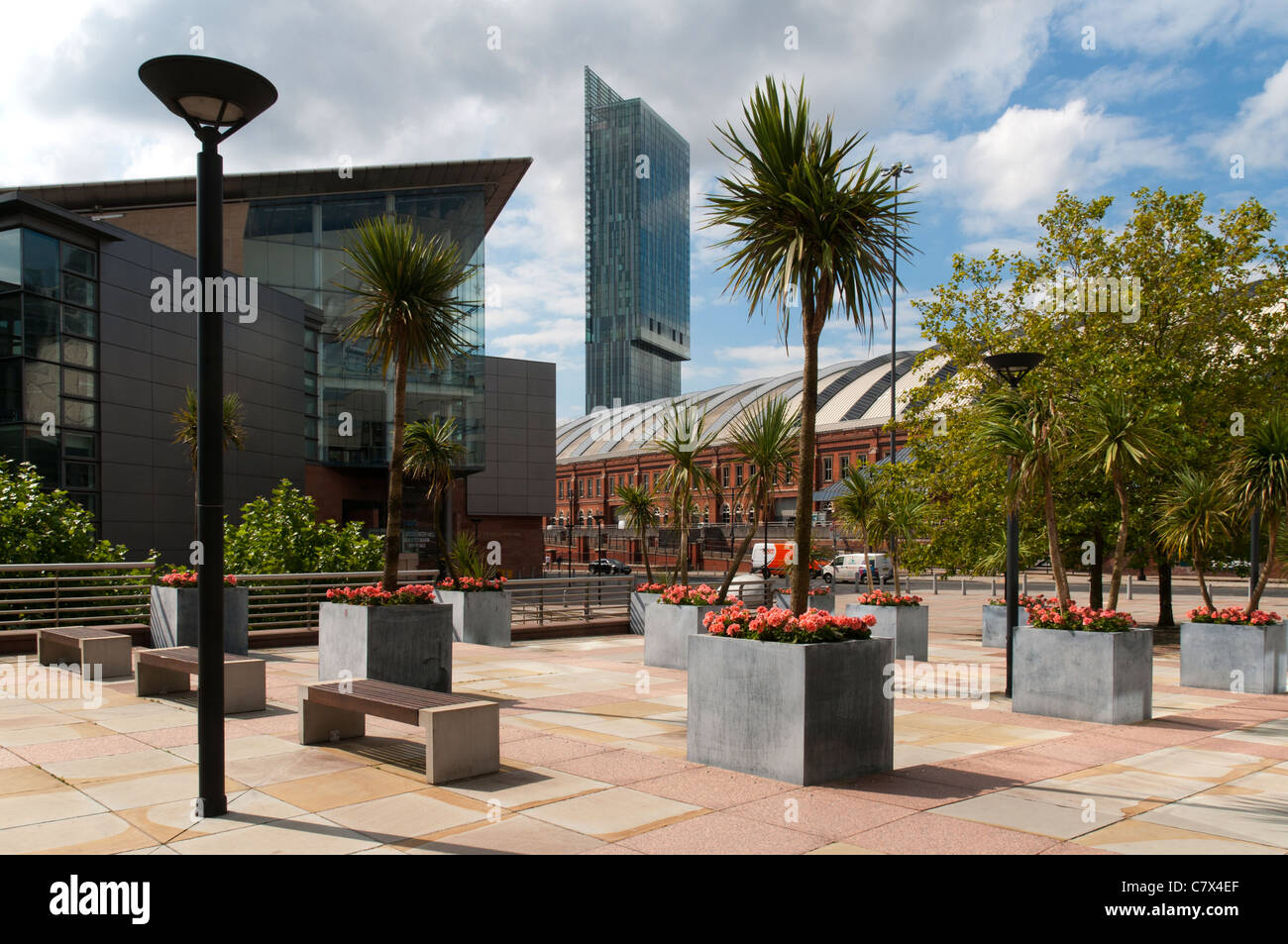 Il Beetham Tower (Hilton Tower) e la Bridgewater Hall da Barbirolli Square, Manchester, Inghilterra, Regno Unito Foto Stock