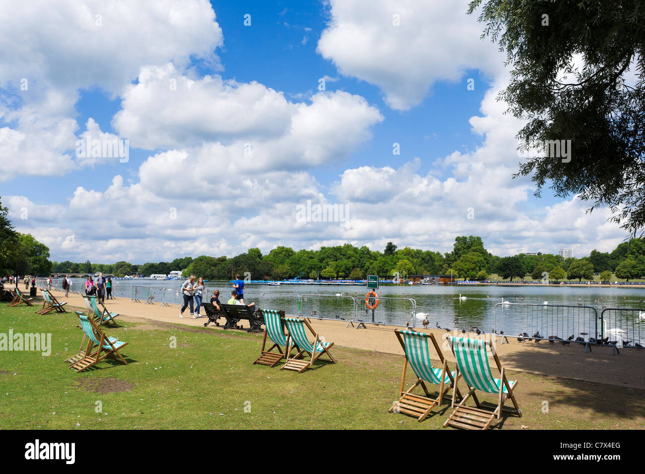 Sedie a sdraio da Serpentine ad Hyde Park, London, England, Regno Unito Foto Stock
