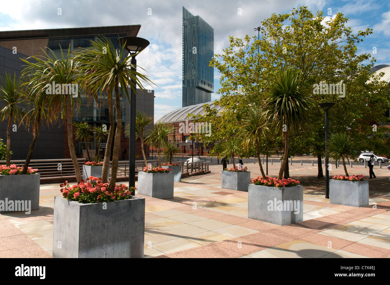 Il Beetham Tower (Hilton Tower) e la Bridgewater Hall da Barbirolli Square, Manchester, Inghilterra, Regno Unito Foto Stock