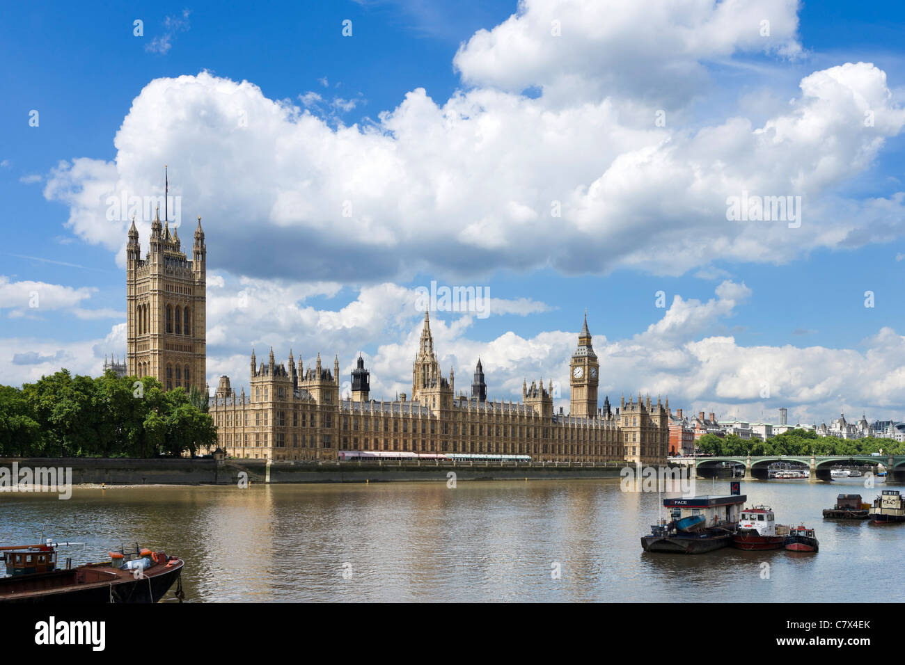 Il fiume Tamigi e le case del Parlamento visto dalla banca del sud con il Westminster Bridge in distanza, Londra, Inghilterra Foto Stock