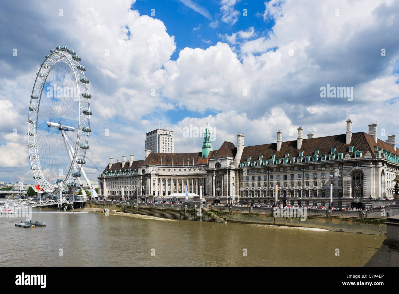 County Hall e per il London Eye dal Westminster Bridge, Londra, Inghilterra Foto Stock