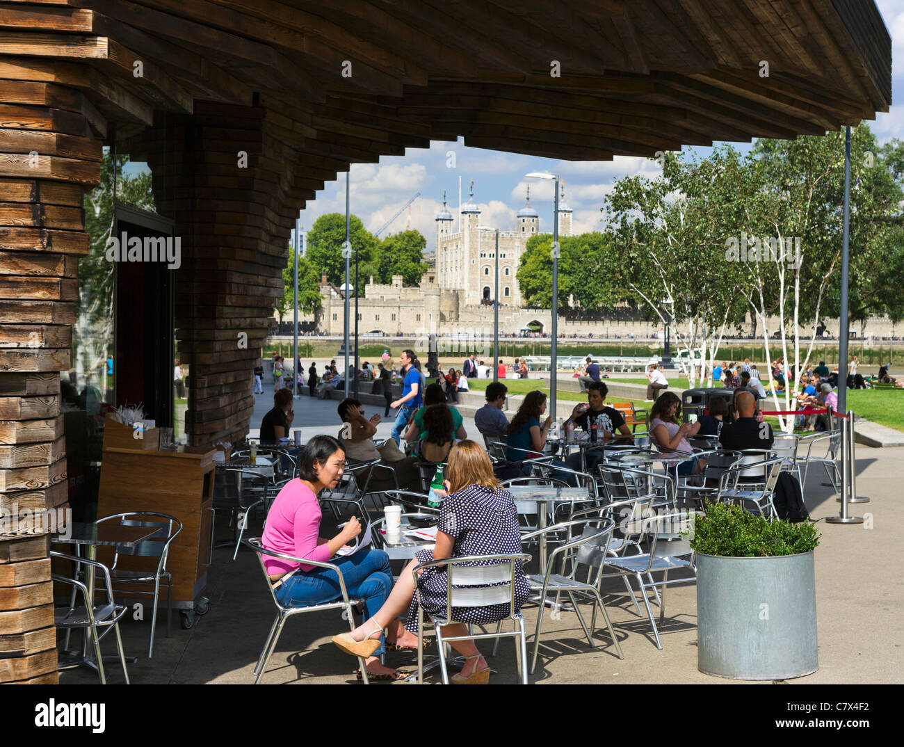 Cafe sulla riva sud del fiume Tamigi con la Torre di Londra dietro a Londra, Inghilterra Foto Stock