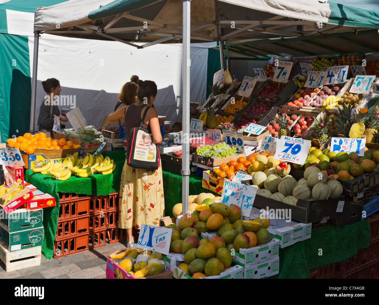 Pressione di stallo di frutta a Inverness Street Market, Camden Town, a nord di Londra, England, Regno Unito Foto Stock