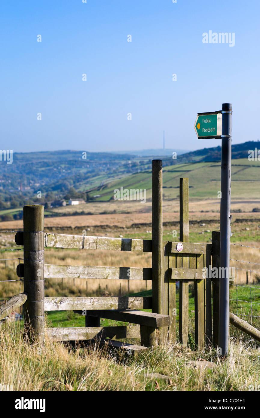 Stile su un sentiero pubblico al di sopra di Sheffield e la Holme Valley, Holme, West Yorkshire, Inghilterra, Regno Unito Foto Stock