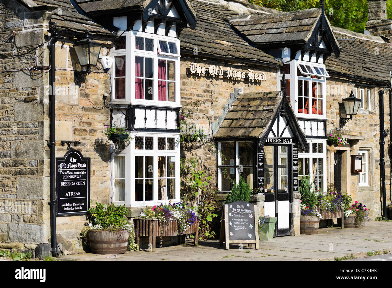 Il vecchio Nag' Head pub in Edale all'inizio dell'Pennine Way a piedi, parco nazionale di Peak District, Derbyshire, England, Regno Unito Foto Stock