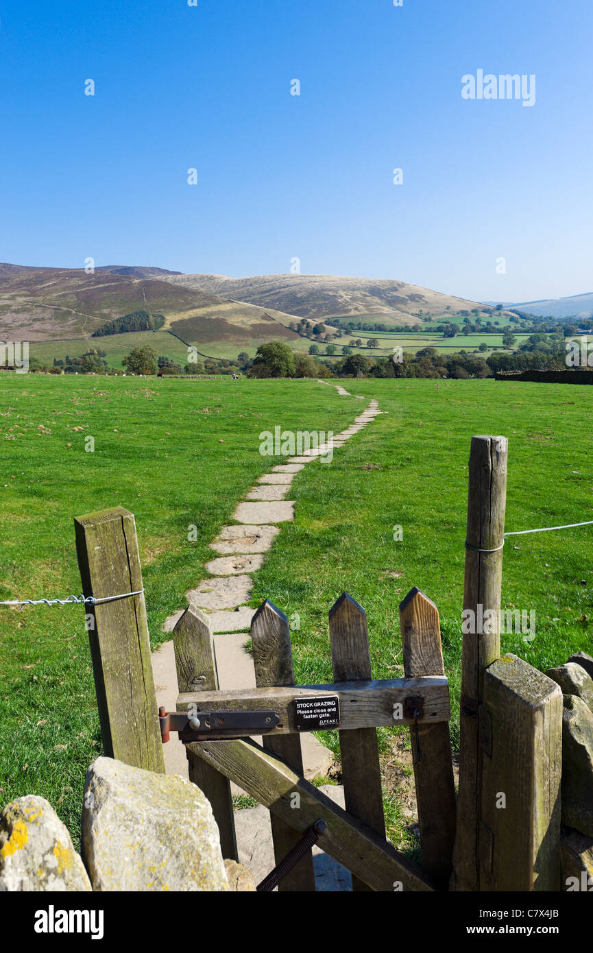 La Pennine Way vicino al suo inizio in Edale guardando verso il villaggio, Parco Nazionale di Peak District, Derbyshire, England, Regno Unito Foto Stock
