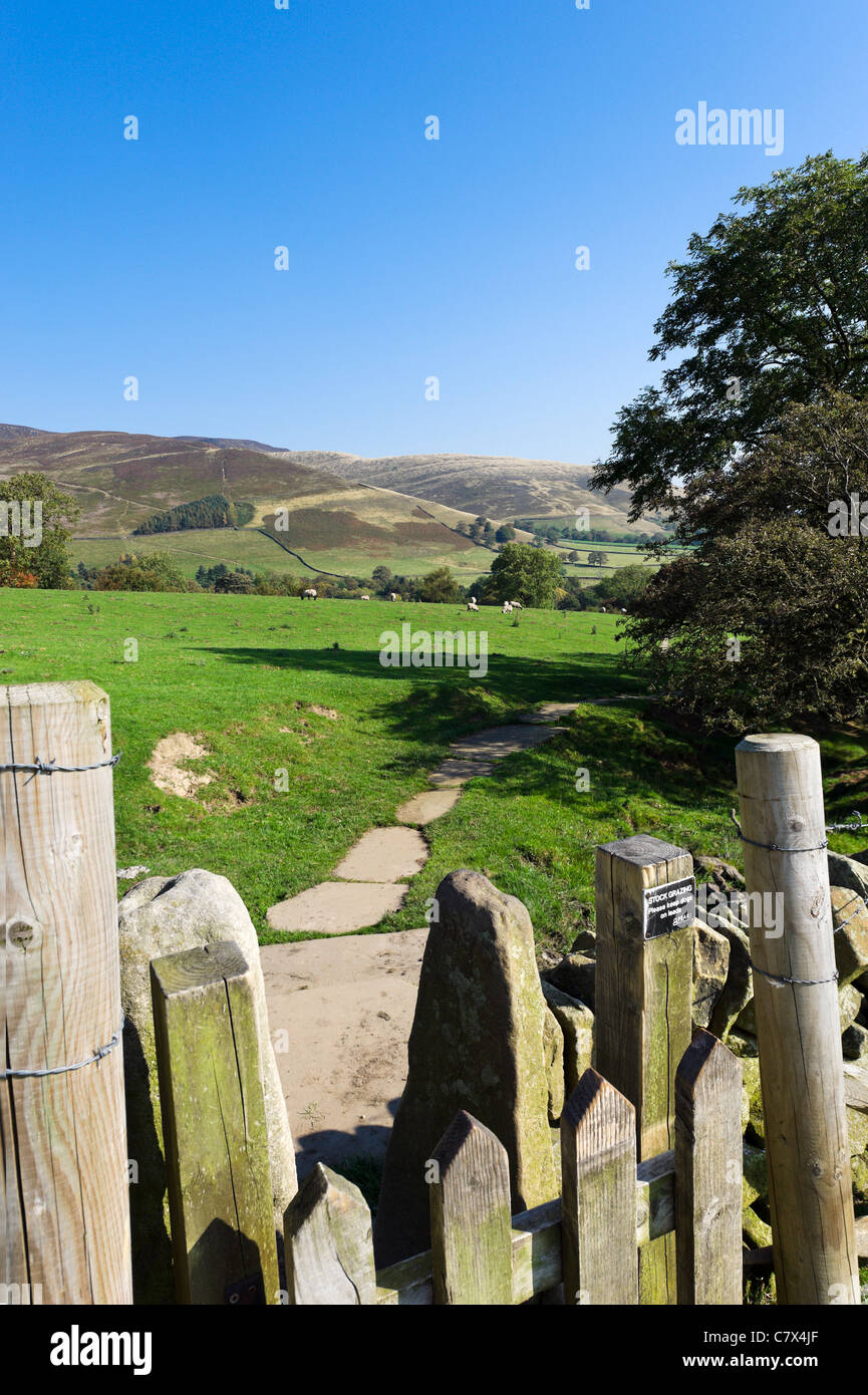 La Pennine Way vicino al suo inizio in Edale guardando verso il villaggio, Parco Nazionale di Peak District, Derbyshire, England, Regno Unito Foto Stock