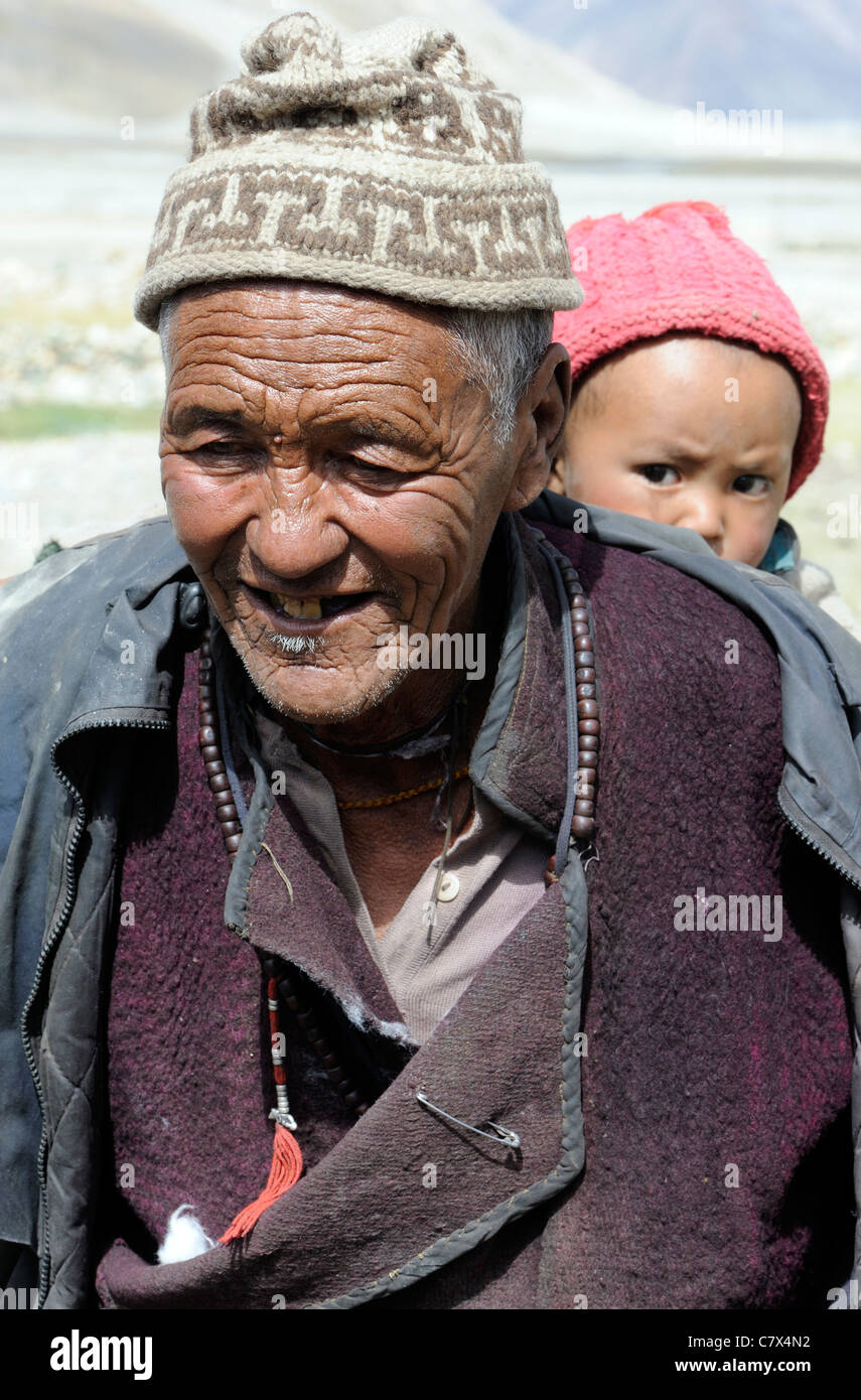 Un uomo in abito tradizionale e il nipote dal villaggio di Rangdum in Zanskar. Foto Stock