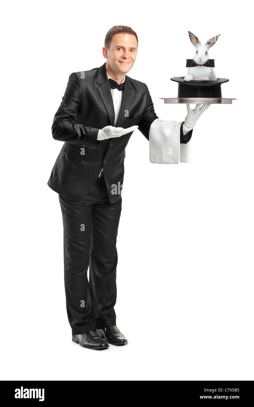 A piena lunghezza Ritratto di un maggiordomo che porta un vassoio con un coniglio in un cappello su di esso Foto Stock