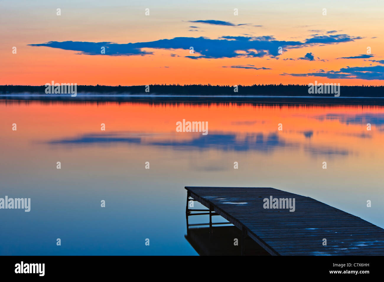 Tramonto su una banchina in legno su Lake Audy, Equitazione Mountain National Park, Manitoba, Canada. Foto Stock