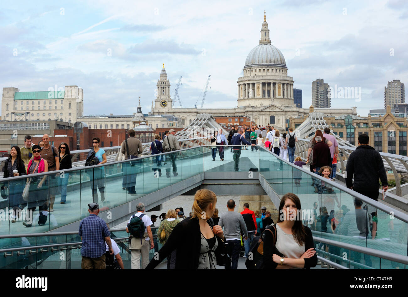 Il Millennium Bridge attraverso il fiume Tamigi con vista di San Paolo e la città di Londra Foto Stock
