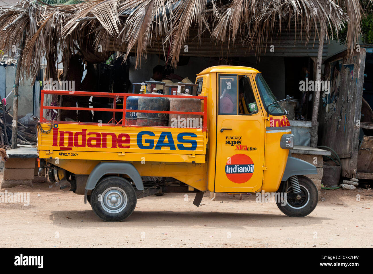 Indian 3 ruote bottiglia di gas furgone. Puttaparthi, Andhra Pradesh, India Foto Stock