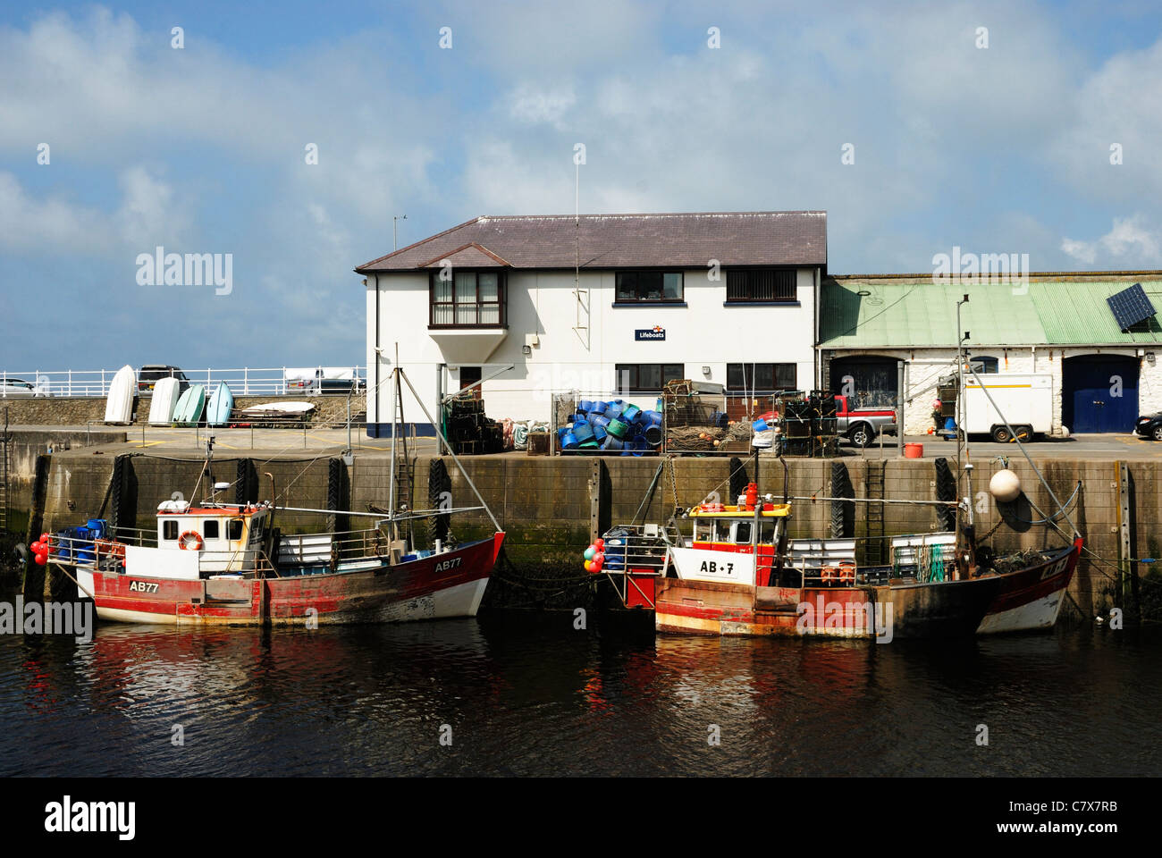 La pesca commerciale di imbarcazioni presso la banchina, Aberystwyth, Galles Foto Stock