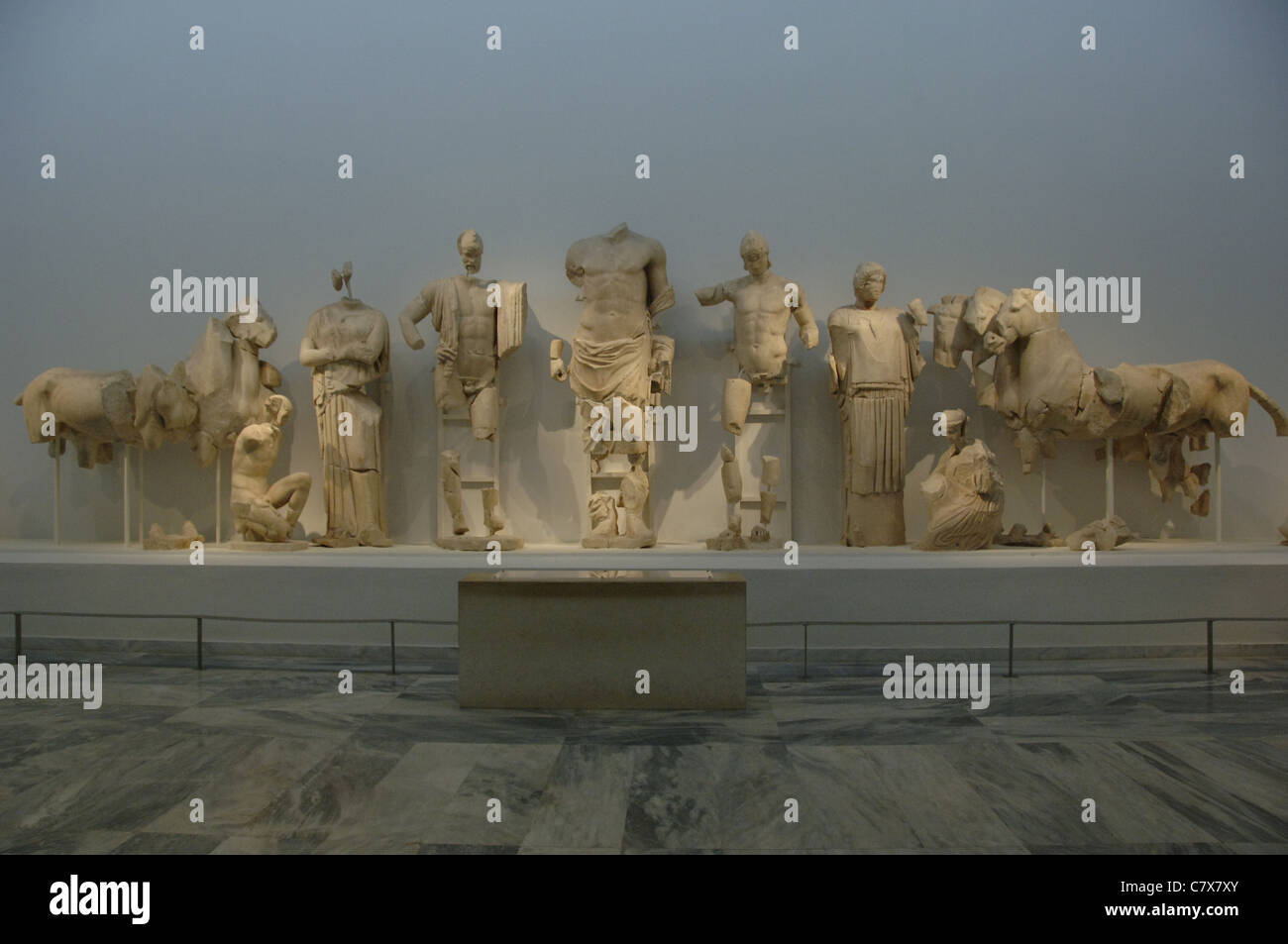 Tempio di Zeus nel Santuario di Olympia. V secolo A.C. Frontone orientale. La concorrenza tra Pelops e Enomao. Foto Stock