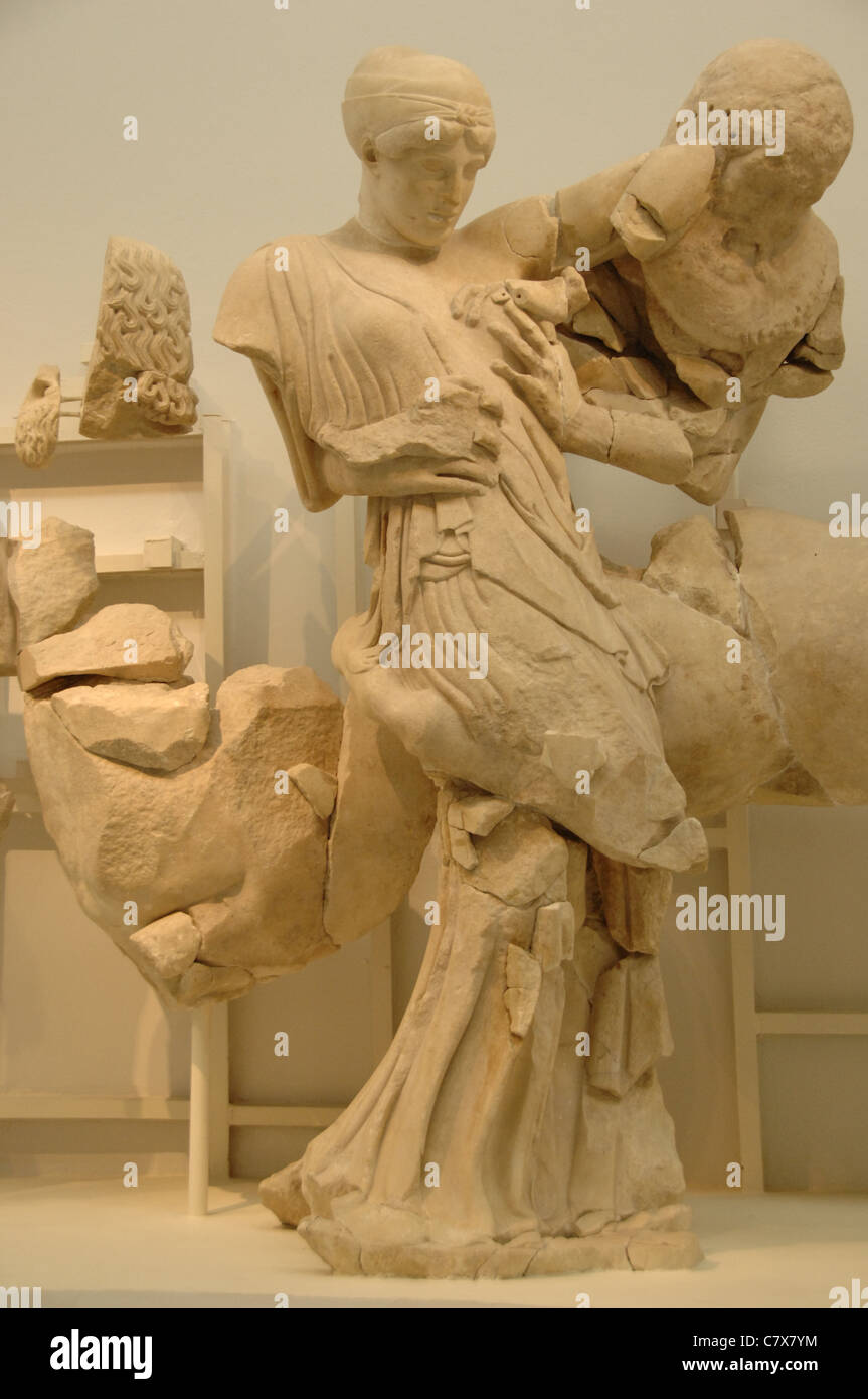 Eurytion Deidamia e. La battaglia di Lapiths e Centauri. Tempio di Zeus nel Santuario di Olympia. V secolo A.C. Foto Stock