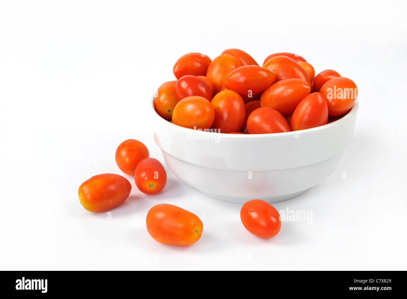 Pomodori uva su bianco Foto Stock