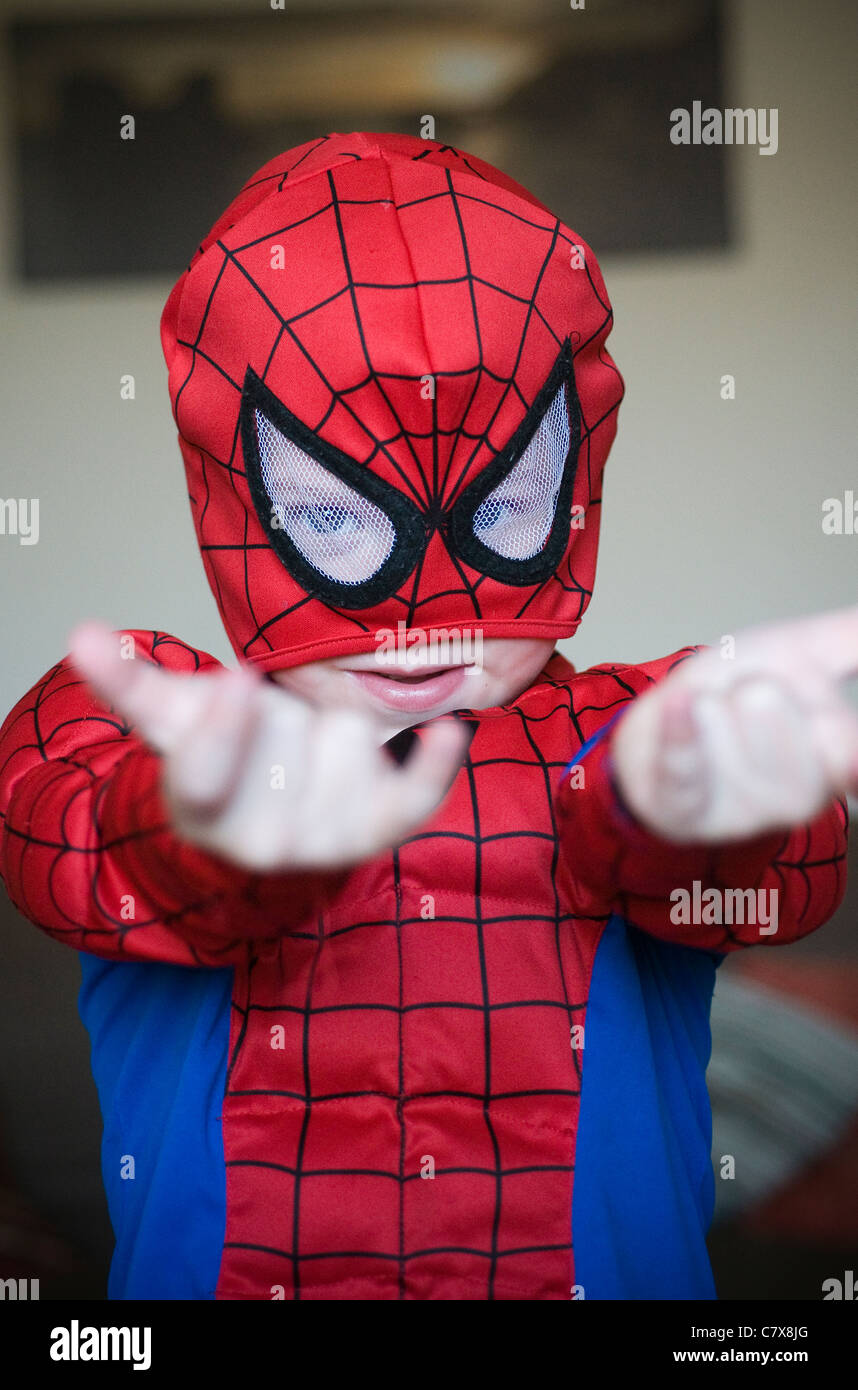 Ragazzo giovane vestito come Spiderman,boy, carnevale, bambino, colorato,  fumetti, grazioso, dinky, gras mardi, maschera, spider-man, spiderman Foto  stock - Alamy