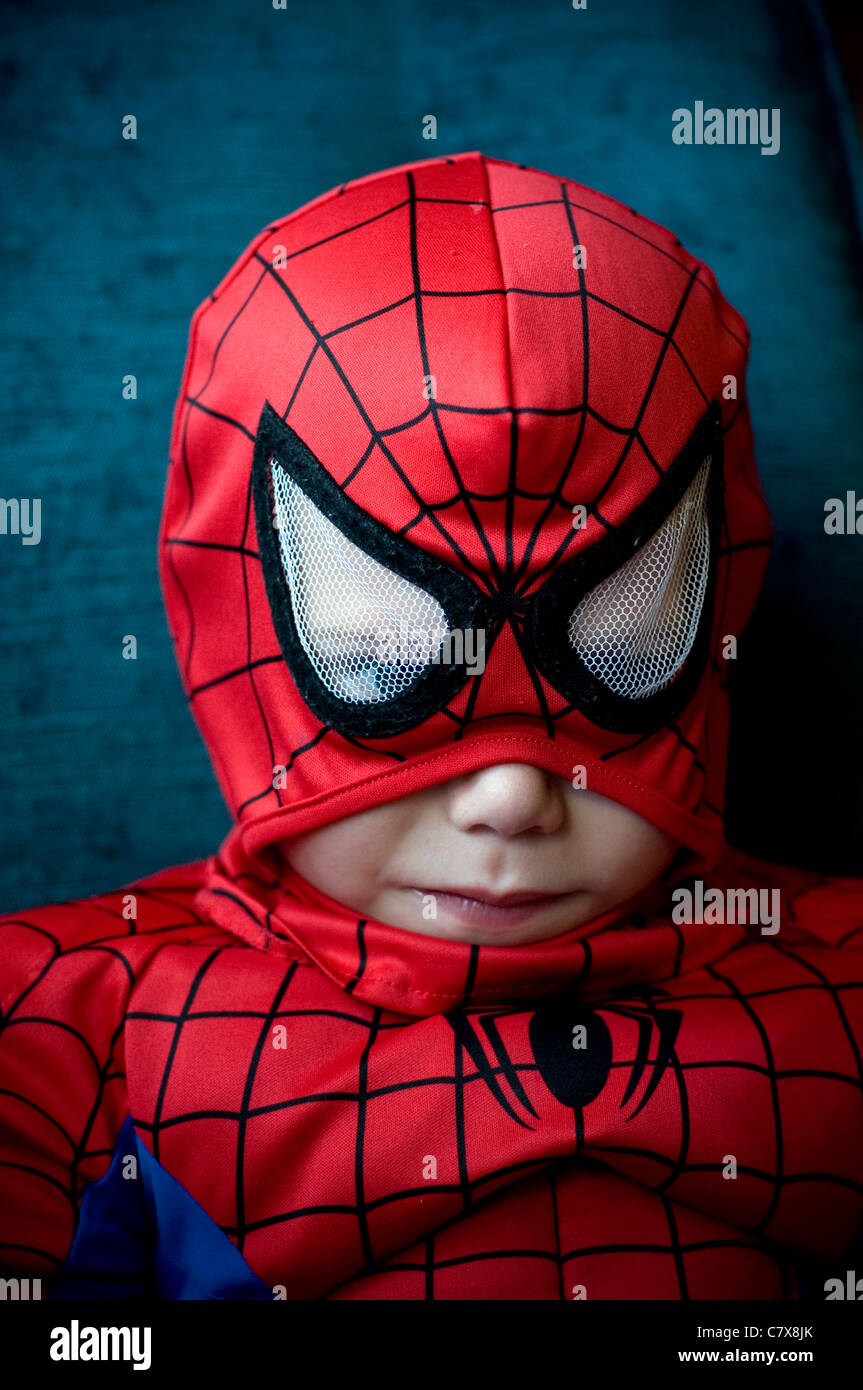 Ragazzo giovane vestito come Spiderman, carnevale, bambino, colorato,  fumetti, grazioso, dinky, gras mardi, maschera, spider-man, spiderman Foto  stock - Alamy