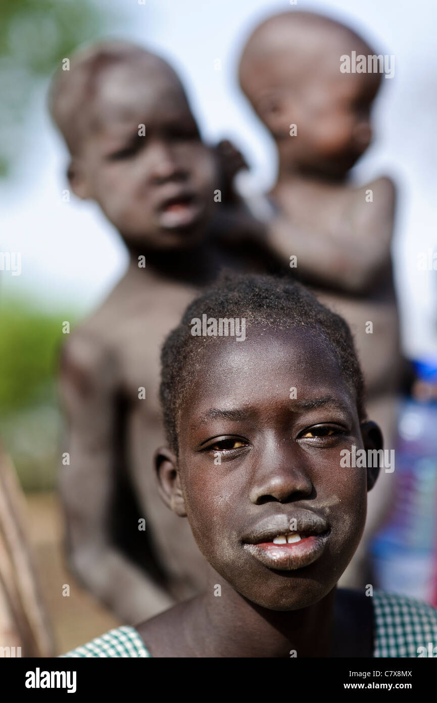 I bambini del villaggio di Luonyaker, Bahr el Ghazal, Sud Sudan. Foto Stock