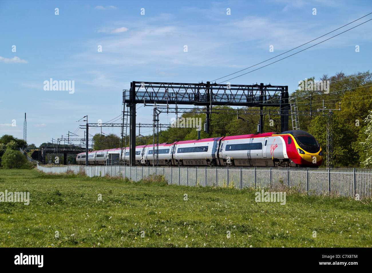 Una vergine classe treno 390 Pendolino passando Slindon, Mill Meece, Staffordshire. Il 3 maggio 2011 Foto Stock