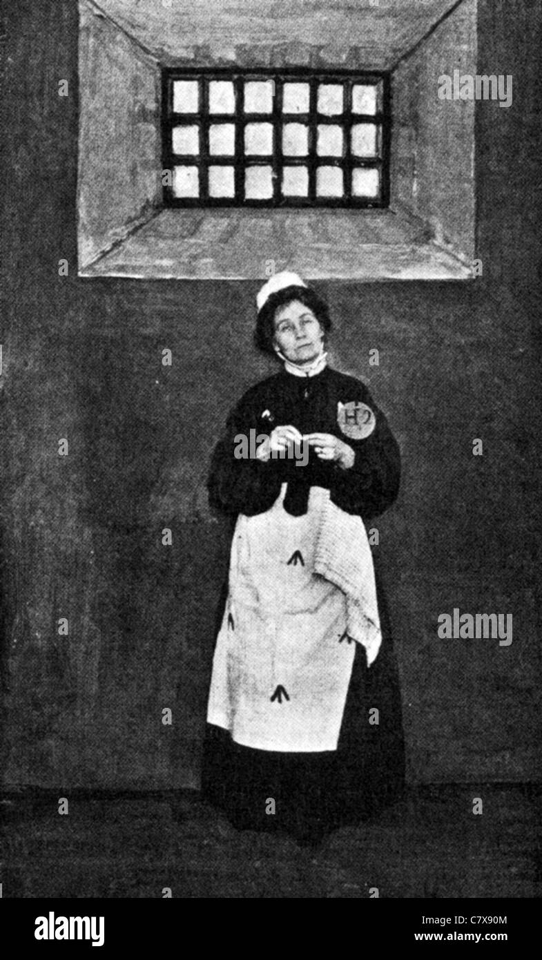 EMMELINE PANKHURST (1858-1928) leader del British movimento delle Suffragette in prigione vestito dal suo libro La Suffragettes nel 1911 Foto Stock