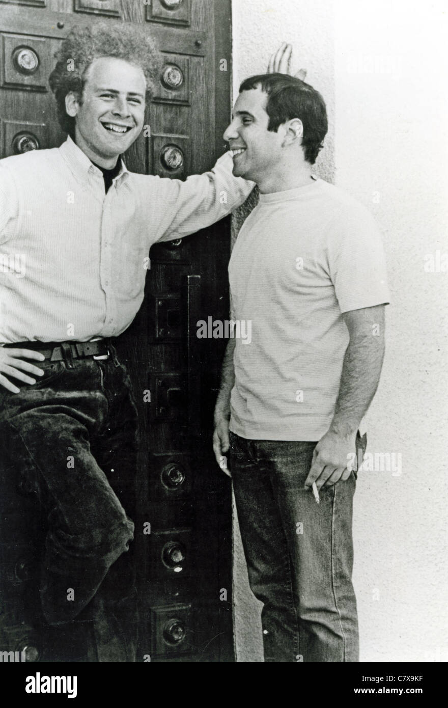 SIMON AND GARFUNKEL foto promozionale di Paul Simon a sinistra e Art Garfunkel circa 1960 Foto Stock
