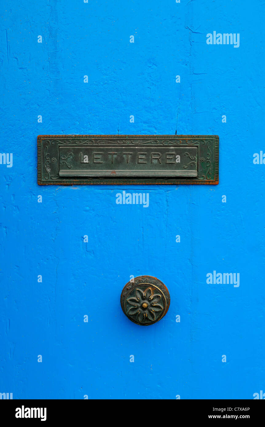Close-up di un blu brillante porta con un metallo invecchiato letterbox a La Valletta, Malta. Foto Stock