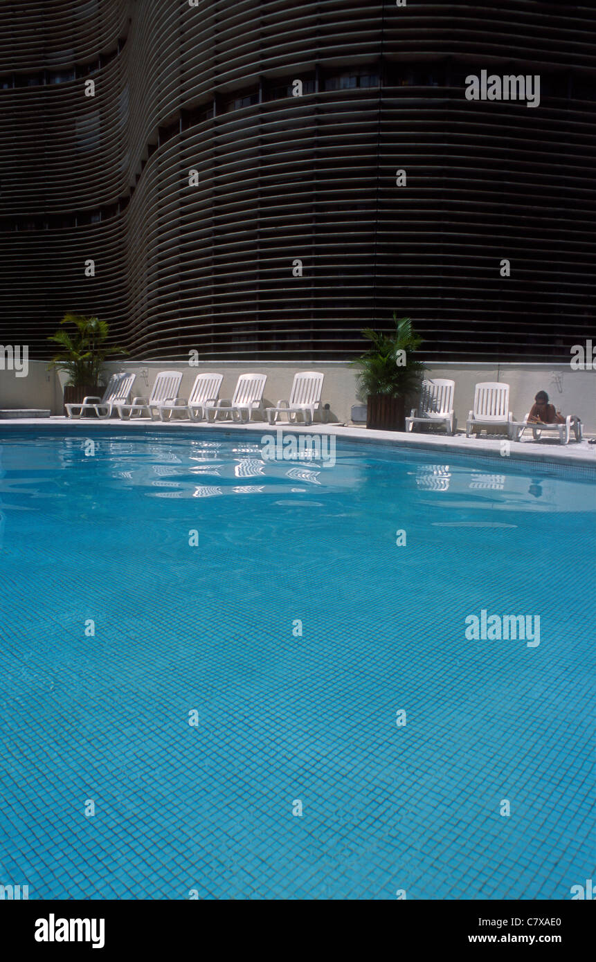 São Paulo Hilton hotel piscina nel centro della città di calcestruzzo Palazzo Copan dall'architetto Oscar Niemeyer Foto Stock