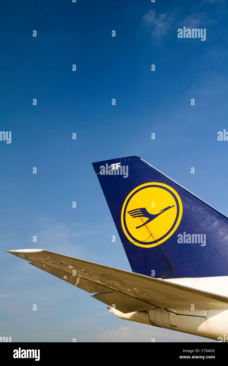 Logo Lufthansa sulla pinna di coda di un aereo. Foto Stock