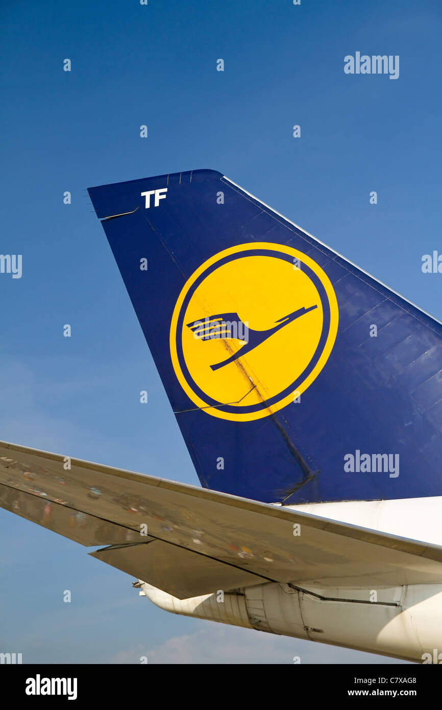 Logo Lufthansa sulla pinna di coda di un aereo. Foto Stock