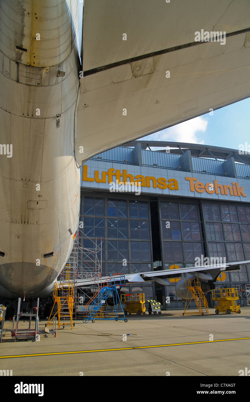 Vista della Lufthansa Technik Hangar presso l'Aeroporto di Amburgo. Foto Stock