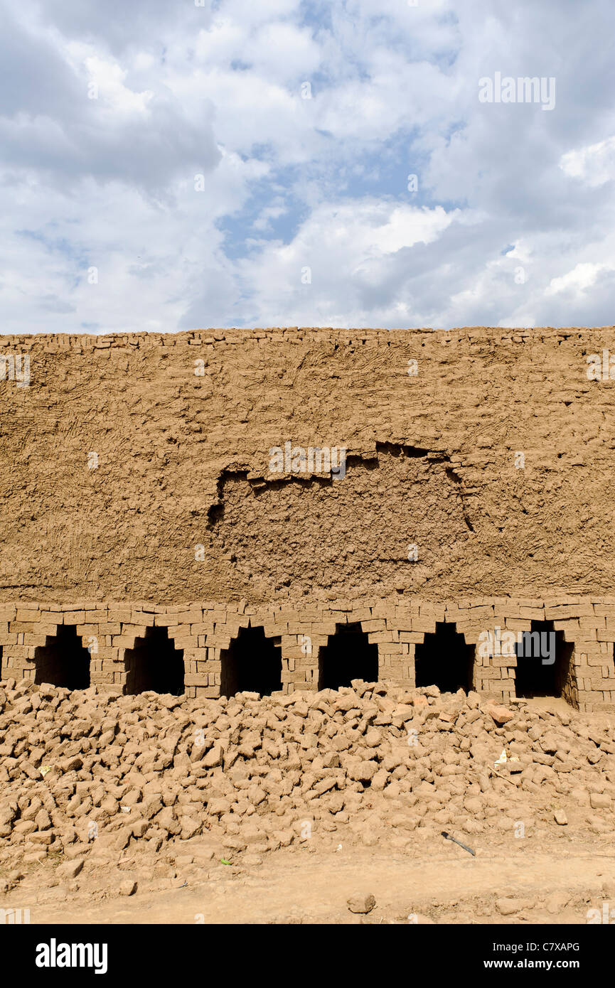 Mattoni essendo fabbricati, Wau, Bahr el Ghazal, Sud Sudan. Foto Stock