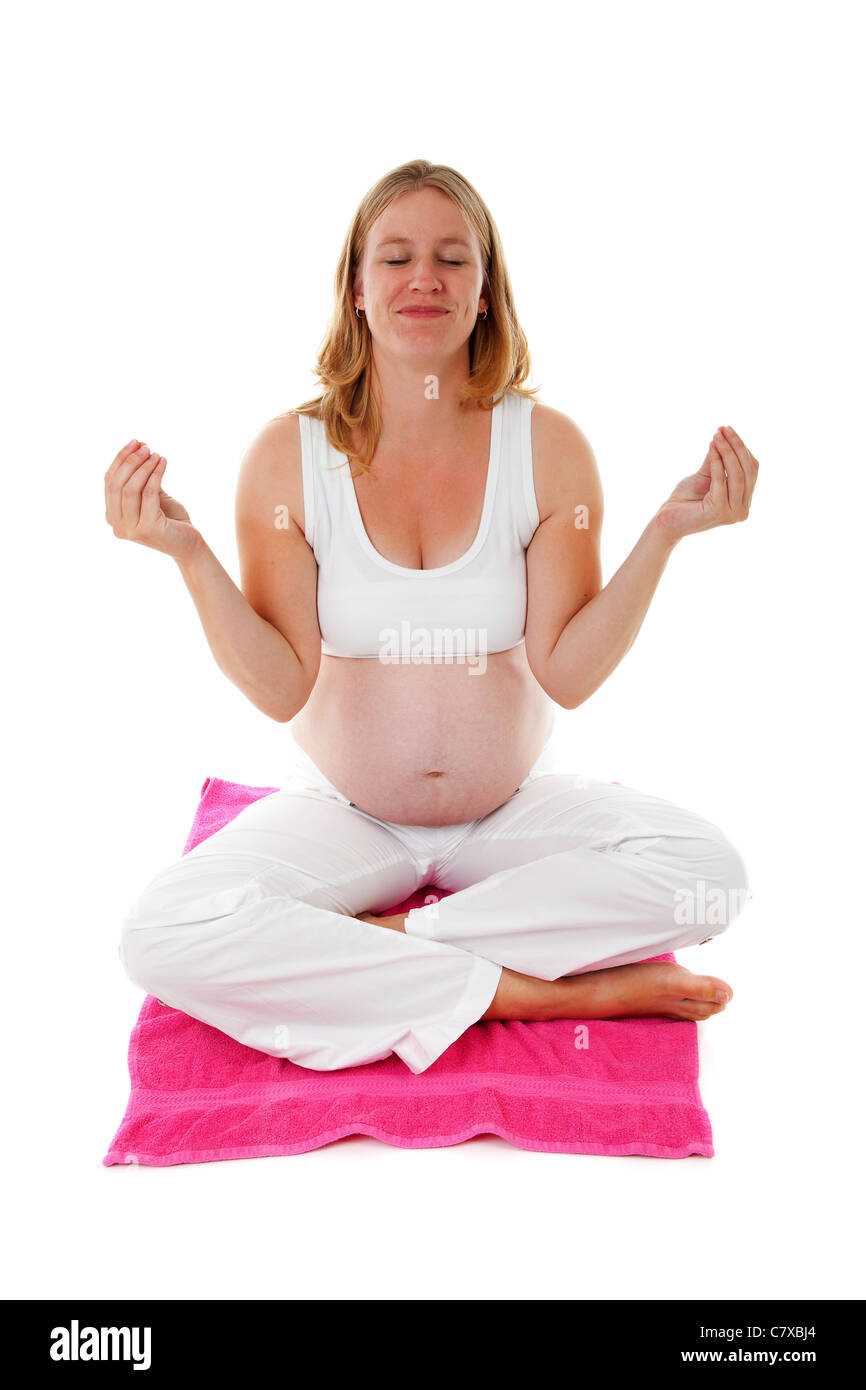 Donna di fare meditazione yoga gravidanza su sfondo bianco Foto Stock