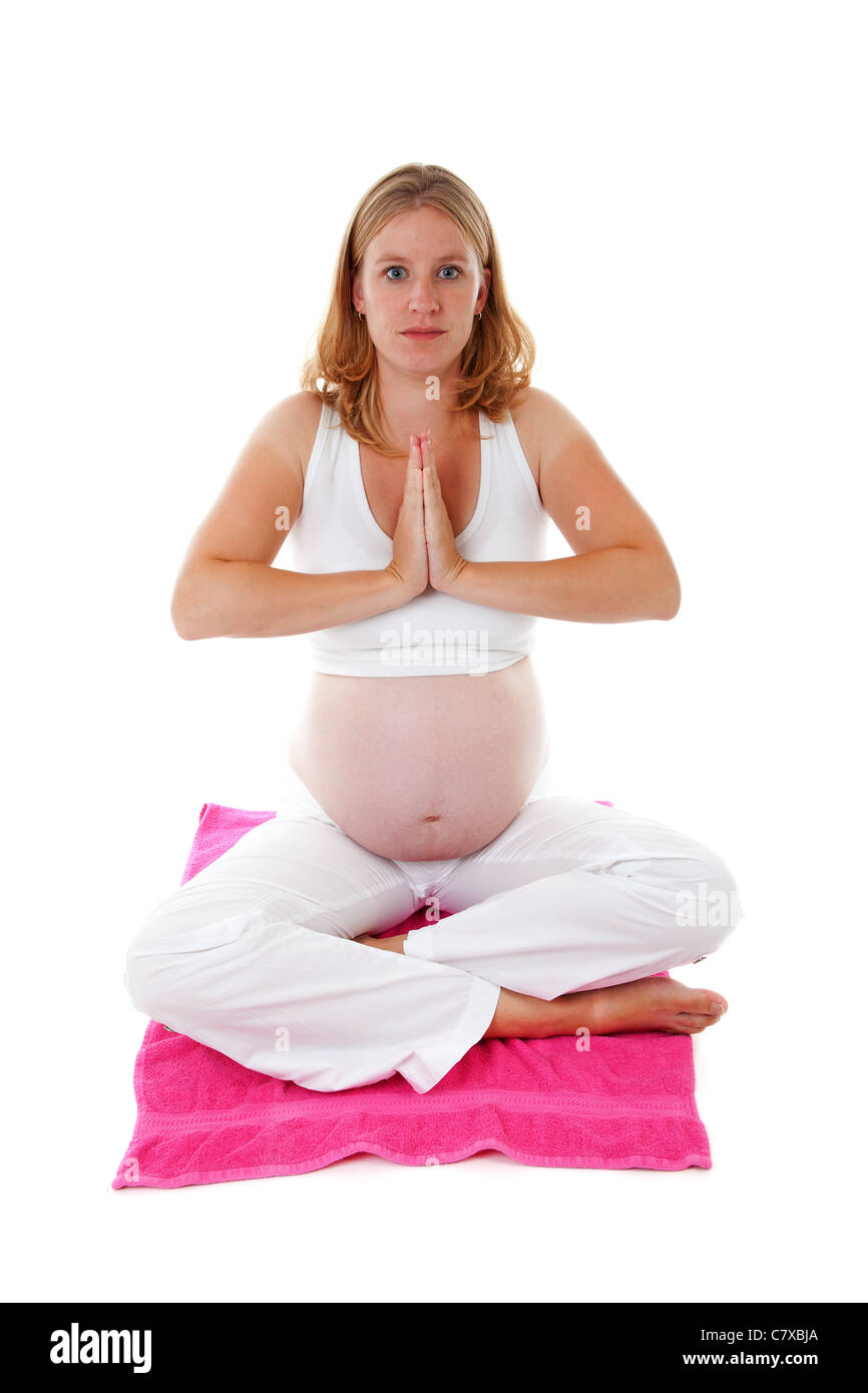 Donna di fare meditazione yoga gravidanza su sfondo bianco Foto Stock