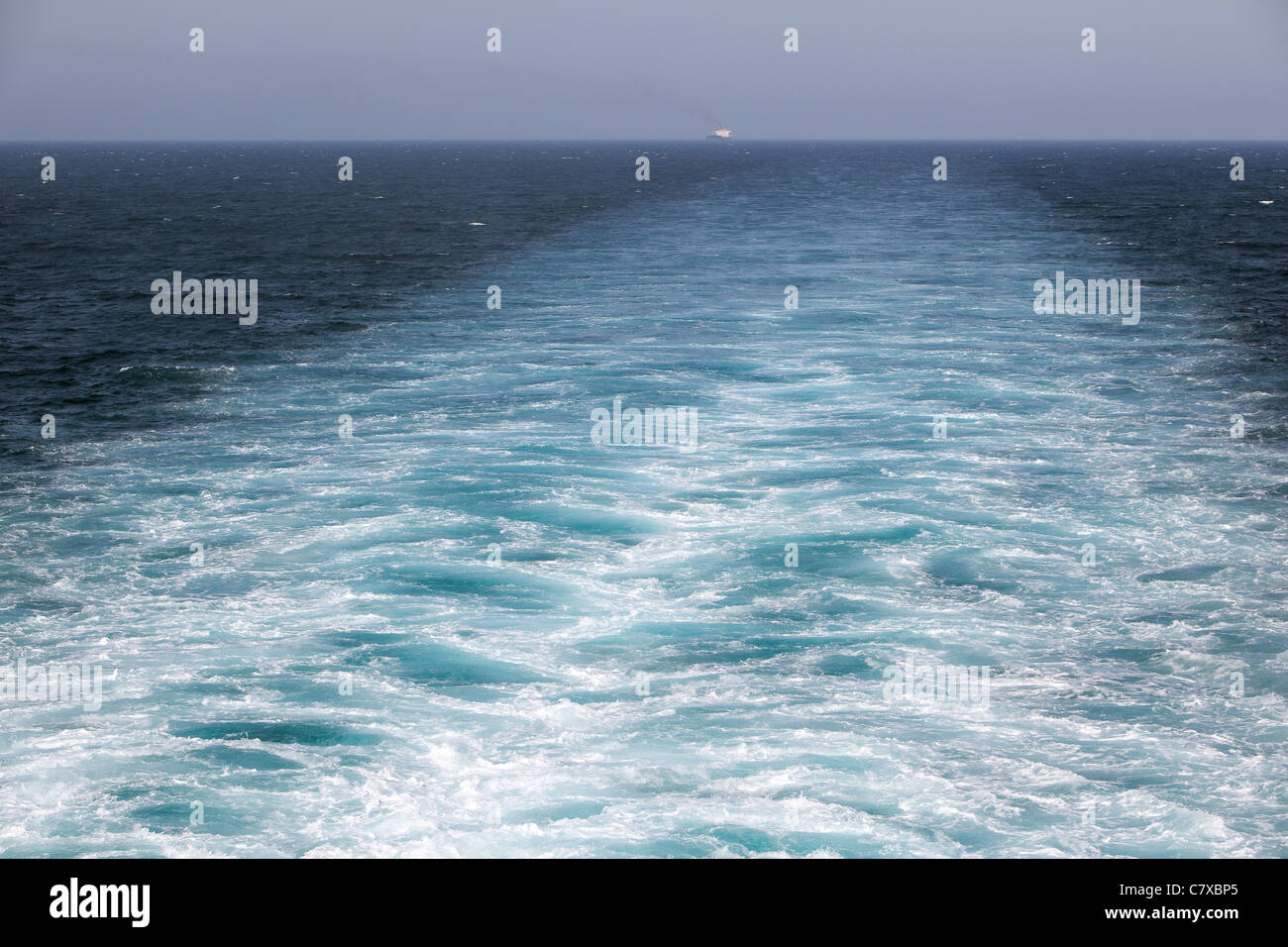 Nave di svegliarsi a lei transiti nello Stretto di Gibilterra la rubrica nel mare Mediterraneo. Foto Stock