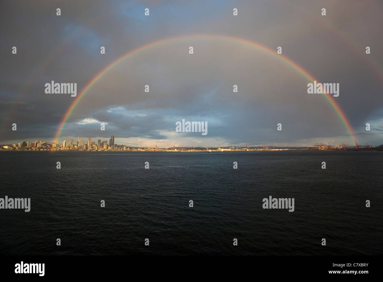 Rainbow al di sopra della Baia di Elliott e a Seattle, Washington, Stati Uniti d'America Foto Stock