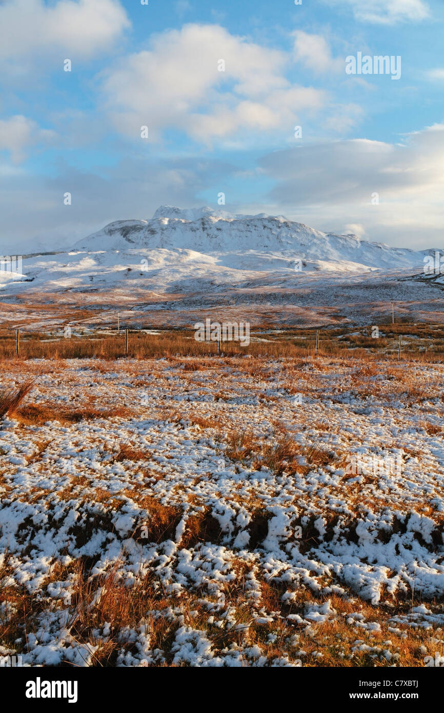 Scena invernale coperta da neve su Beinn Na h-Urchrach con ben Hiant alle spalle, Ardnamurchan, Highland Region, Scozia, Regno Unito Foto Stock