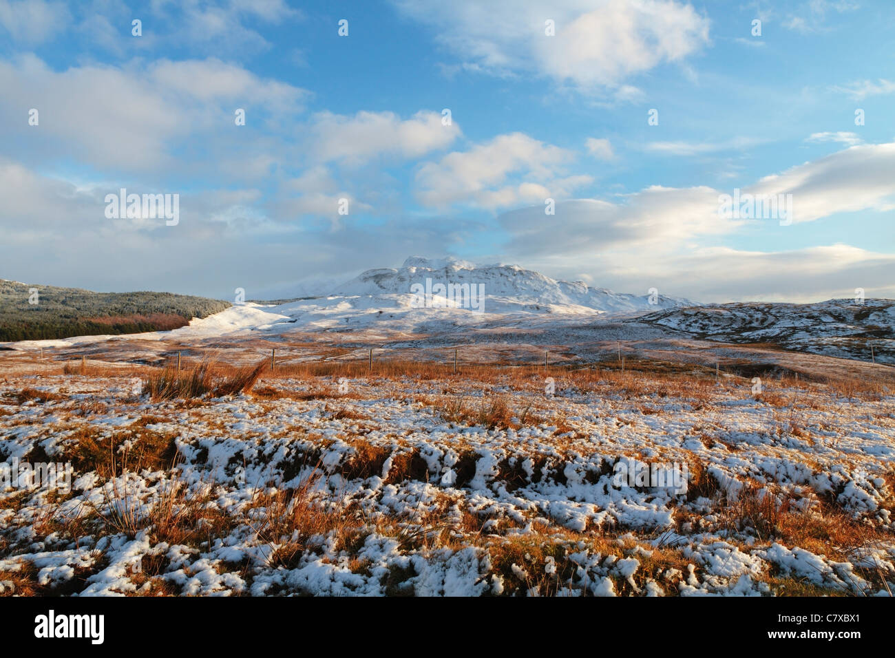 Scena invernale coperta da neve su Beinn Na h-Urchrach con ben Hiant alle spalle, Ardnamurchan, Highland Region, Scozia, Regno Unito Foto Stock