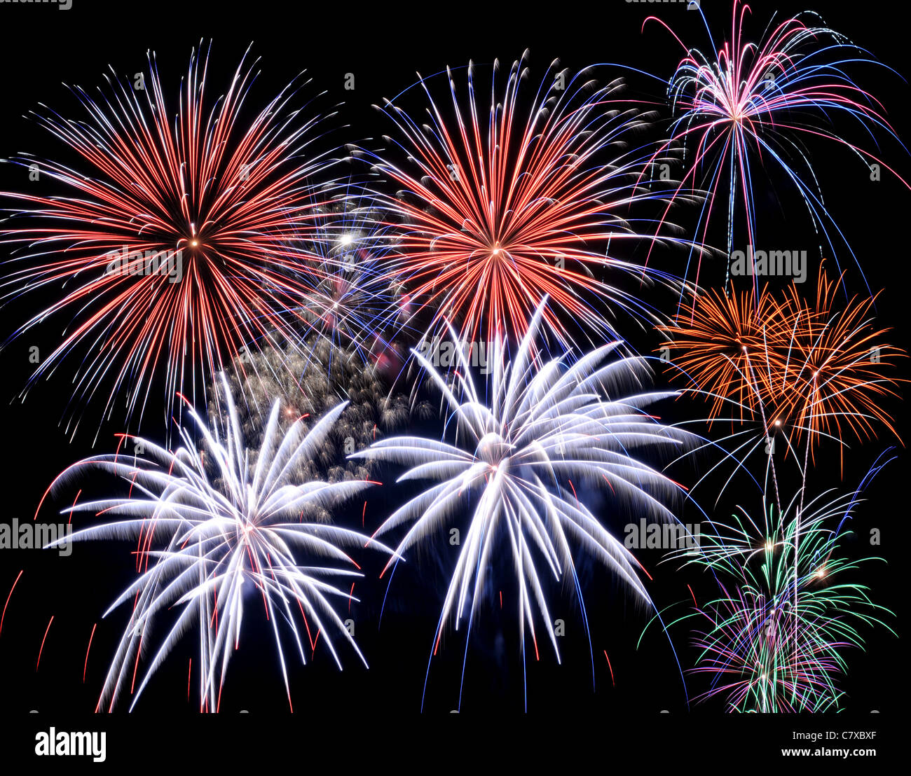 Fuochi d'artificio di colori multipli scoppio contro uno sfondo nero Foto Stock