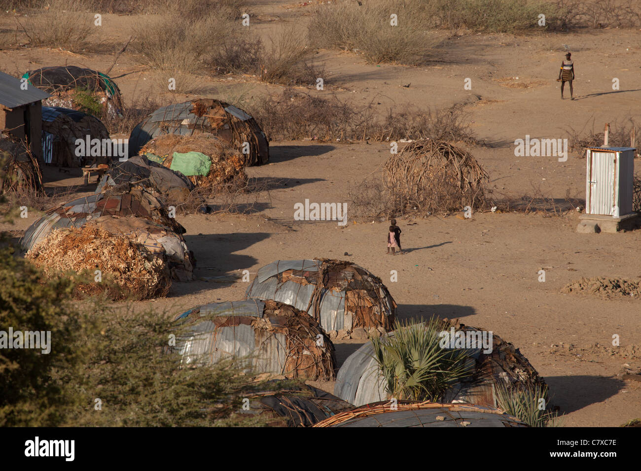 Case tradizionali in Illeret, sulle rive settentrionali del Lago Turkana, nel nord del Kenya, Africa Foto Stock