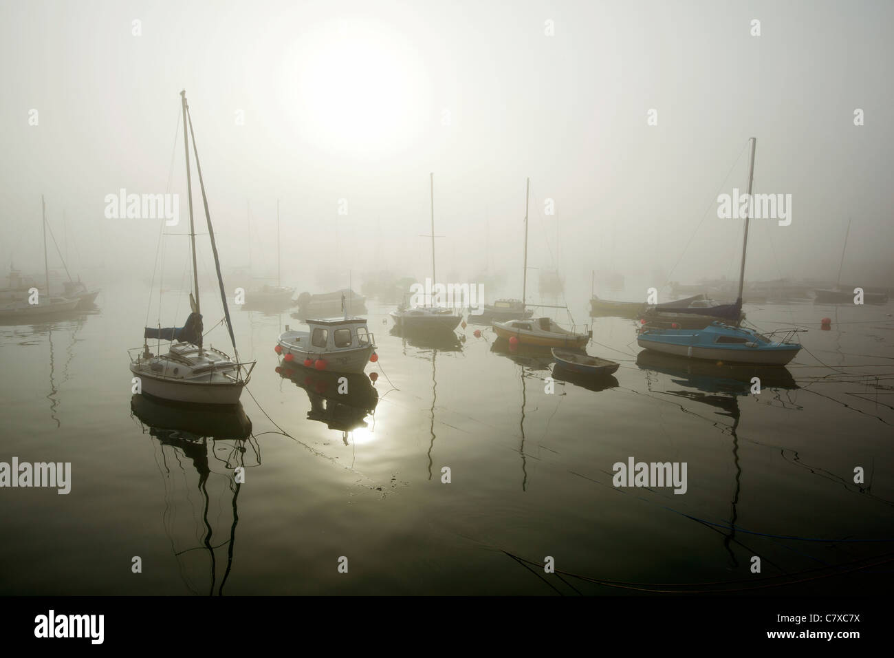 Di prima mattina nebbia del mare in Penzance Harbour, Cornwall Regno Unito. Foto Stock