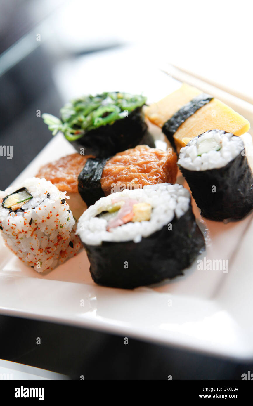 Sushi cibo su una piastra bianca in un ristorante Foto Stock