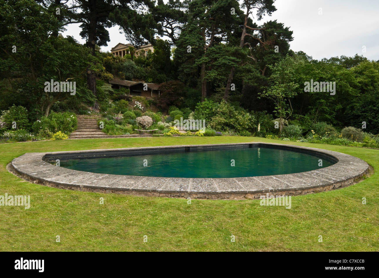 Semi-sagomato circolare piscina all'interno Kiftsgate Court Gardens vicino a Chipping Campden, Cotswolds, Gloucestershire, Inghilterra Foto Stock